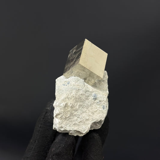 *Single Cube on Matrix from Mina Ampliación A Victoria, Navajún, Spain.