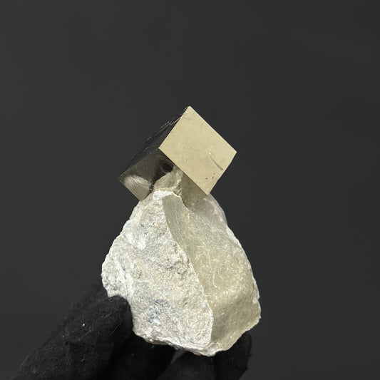 *Single Cube on Matrix from Mina Ampliación A Victoria, Navajún, Spain.