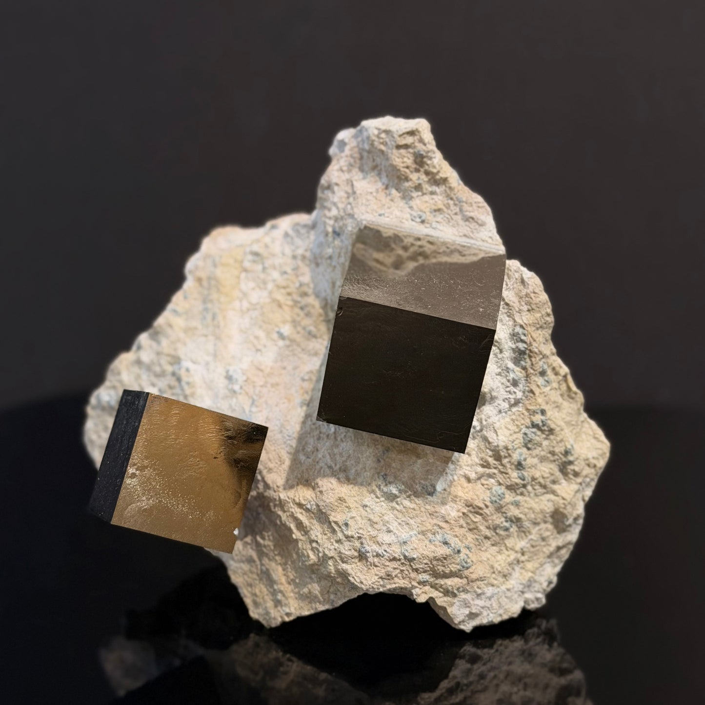 Genuine Double Cubes on Matrix, Mina Ampliación A Victoria, Navajún, Spain