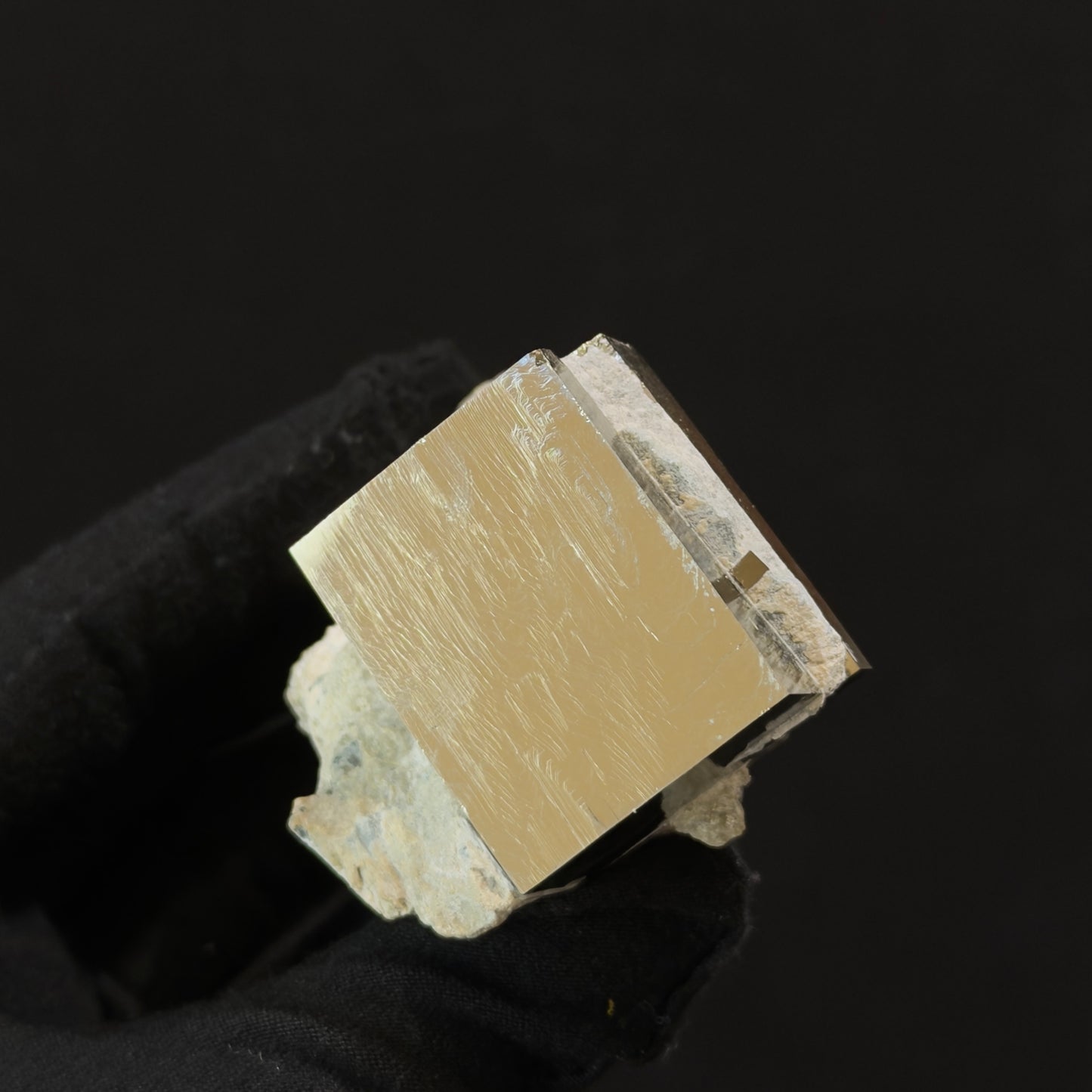 *Rare Rectangle on Matrix from Mina Ampliación A Victoria, Navajún, Spain.