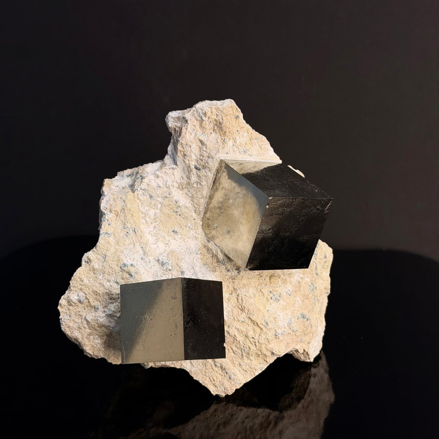 Genuine Double Cubes on Matrix, Mina Ampliación A Victoria, Navajún, Spain
