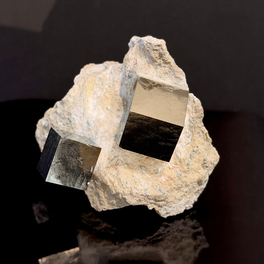 Genuine Double Cubes on Matrix, Mina Ampliación A Victoria, Navajún, Spain